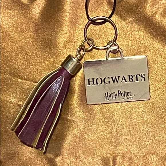 Harry Potter Hogwarts Letter Gold and Maroon Tassel Keychain - Picture 2 of 4